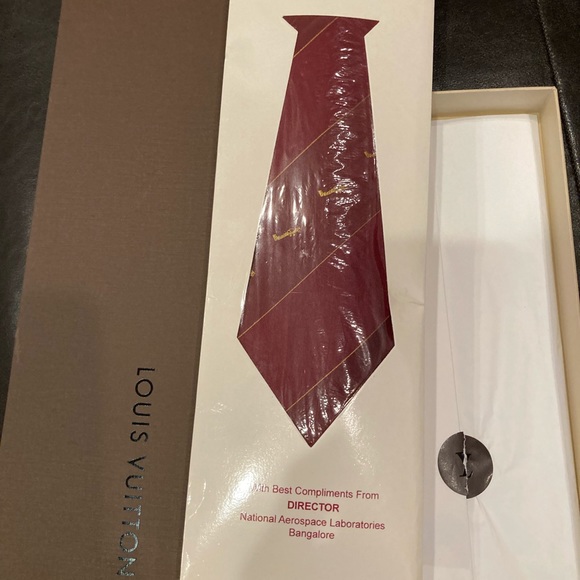 Brand New LouisVuitton airplanes printed tie - Picture 2 of 10